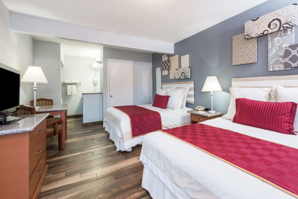 Ramada By Wyndham Near Seaworld / Mission Beach サンディエゴ エクステリア 写真