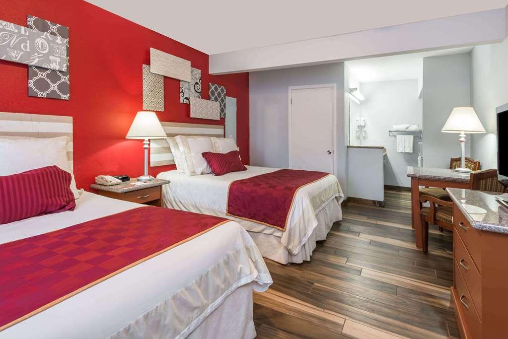 Ramada By Wyndham Near Seaworld / Mission Beach サンディエゴ エクステリア 写真