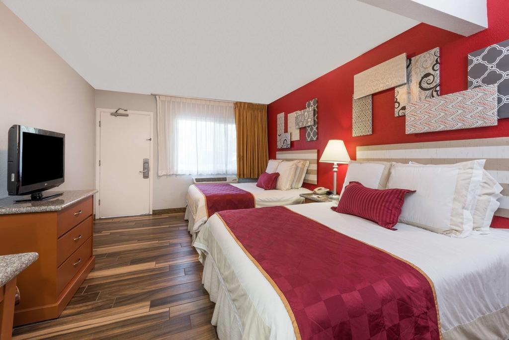 Ramada By Wyndham Near Seaworld / Mission Beach サンディエゴ エクステリア 写真