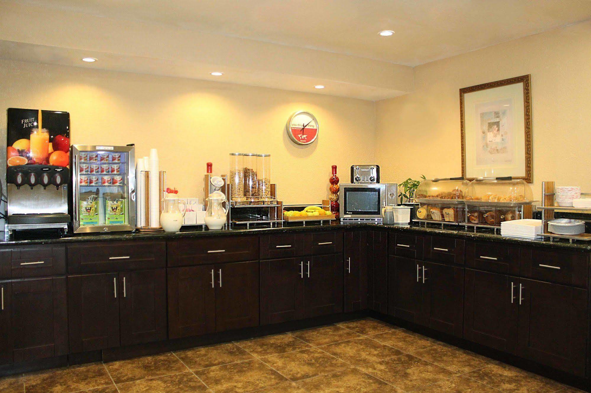 Ramada By Wyndham Near Seaworld / Mission Beach サンディエゴ エクステリア 写真